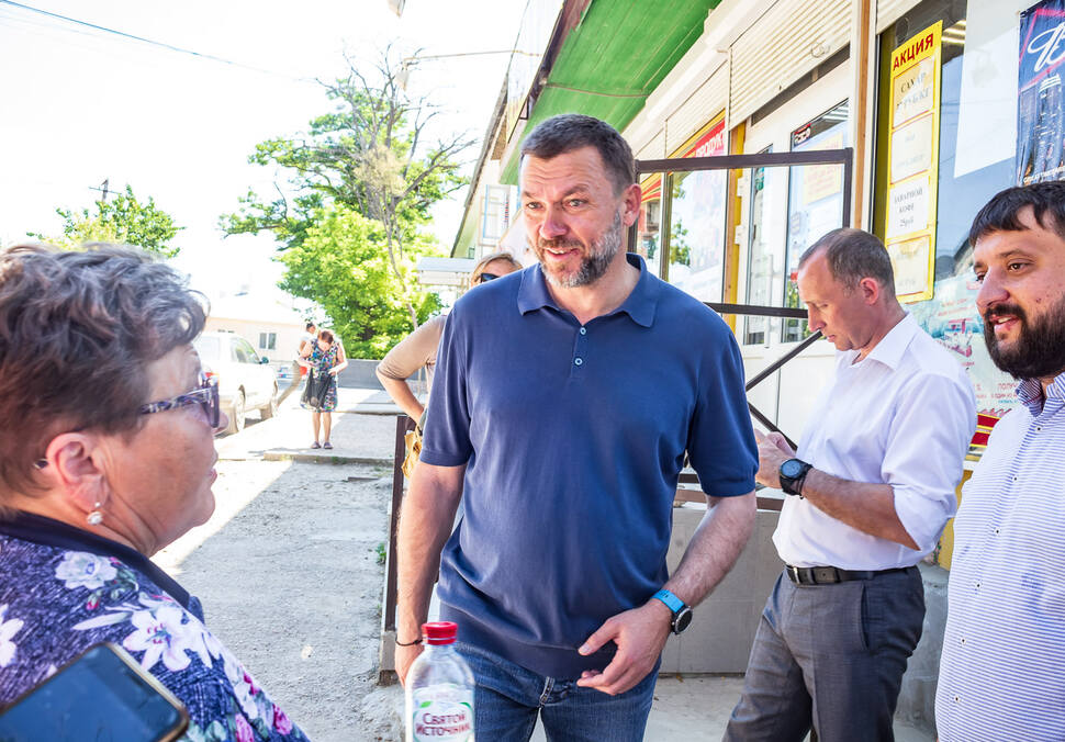 Д. Саблин выслушивает местную активистку