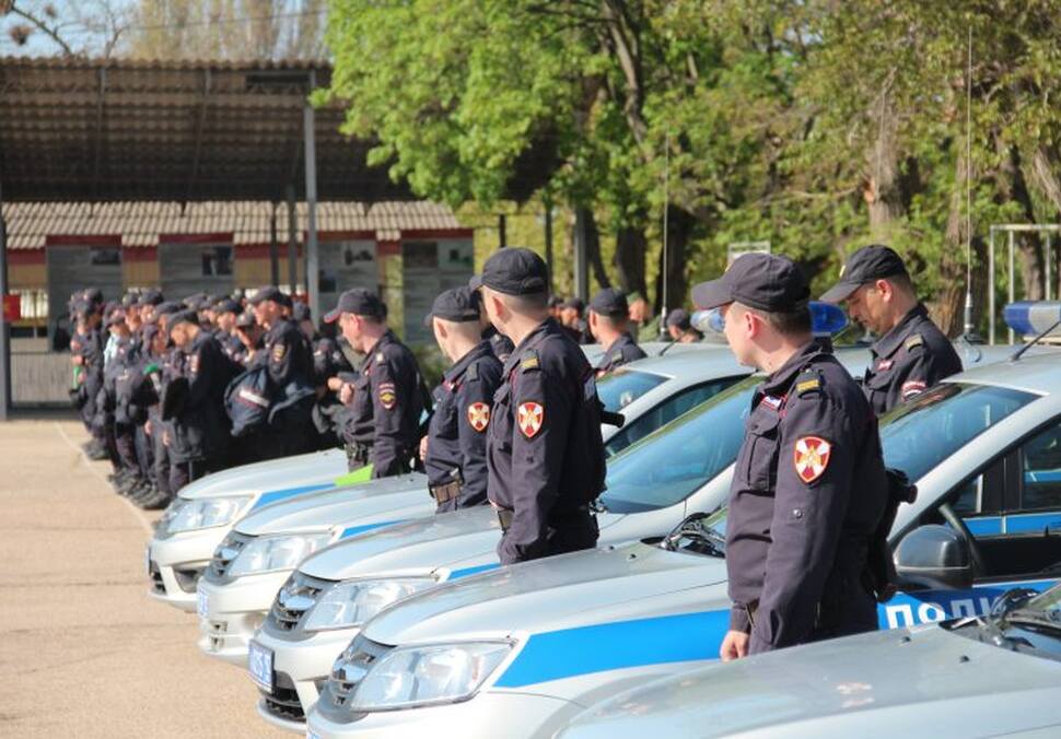 Росгвардия и ОМОН «Беркут» обеспечивают безопасность севастопольских выпускников