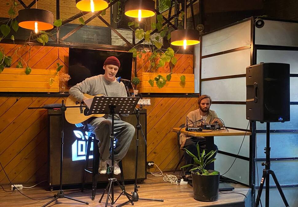 Евгений Овсянников с коллегой на сцене в кафе «Оранжерея»