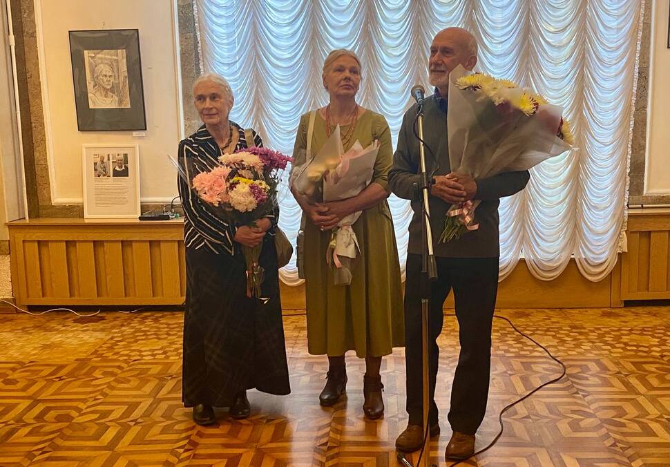 Зинаида Гурьева, Елена Сопова и Александр Бурцев на открытии выставки «Подруги» в СЦКиИ