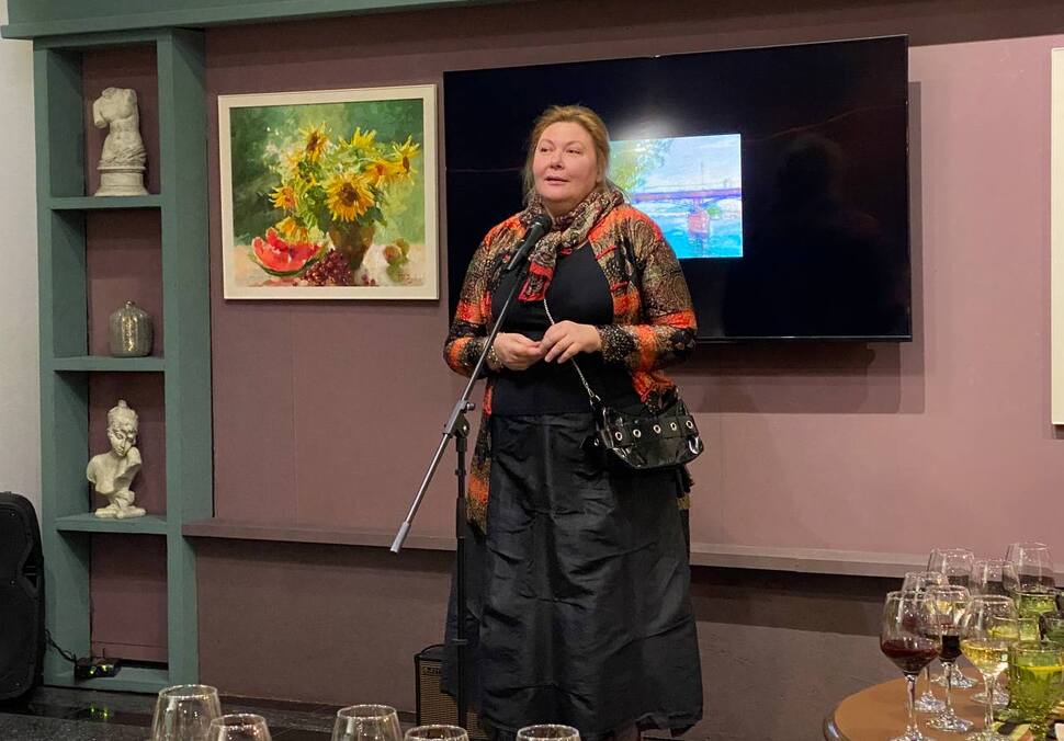 Татьяна Годовальникова на открытии персональной выставки «Этим летом…» в арт-отеле «Украина»