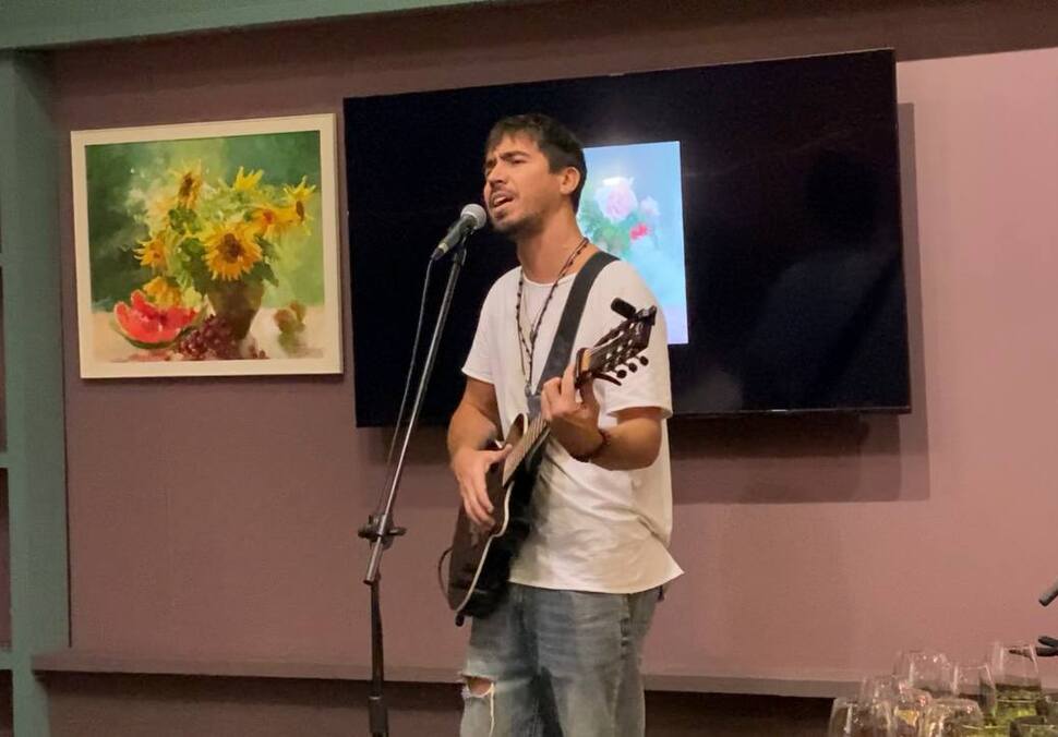 Севастопольский музыкант Денис Детков на открытии персональной выставки Татьяны Годовальниковой «Этим летом…»