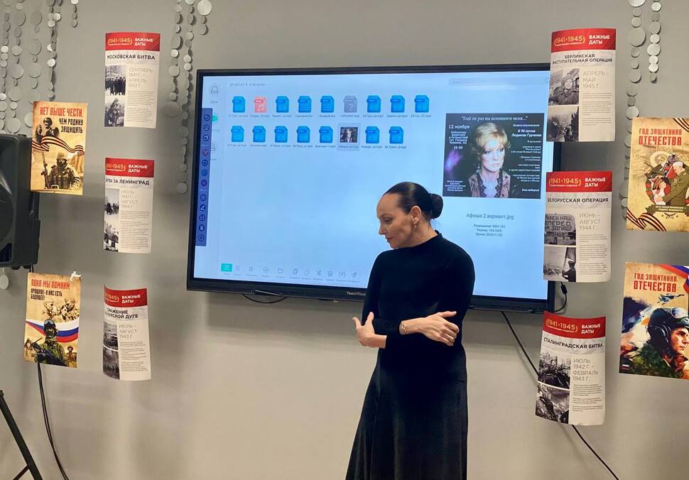 Актриса севастопольского ТЮЗа исполняет песню «Молитва». Автор фото Арсений Веденин