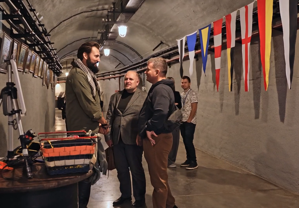 Пётр Доценко общается с посетителями