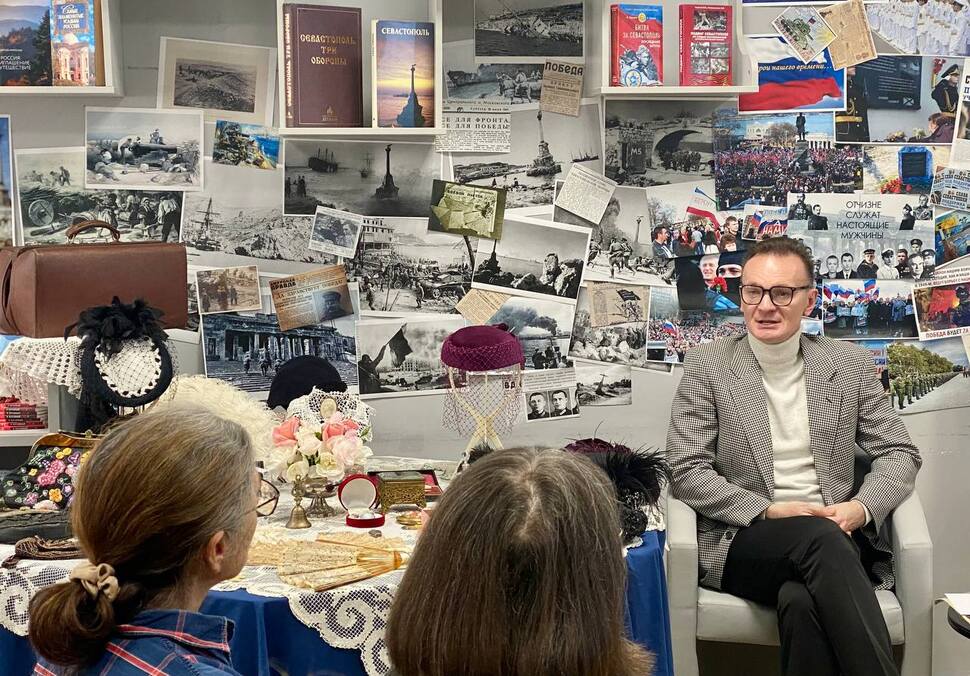 Ведущий вечера, журналист Максим Давыдов. Автор фото Арсений Веденин