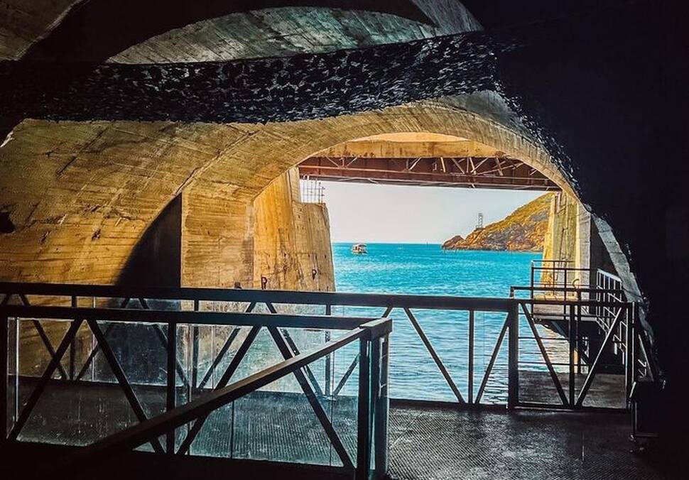 Селфи-мост, находится на выходе из подземного морского канала.