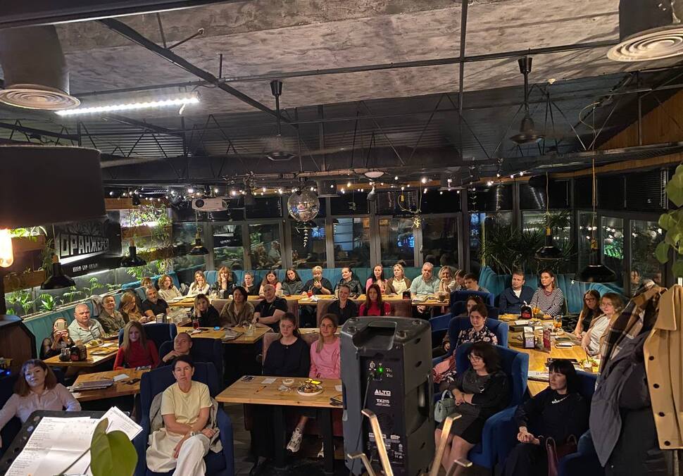 Просто зрители на квартирнике в кафе «Оранжерея»