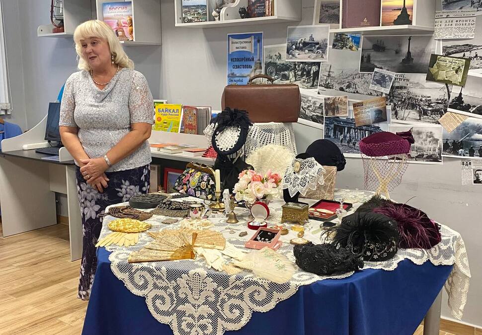 Ирина Боева представляет свою коллекцию антикварных вещей. Автор фото Арсений Веденин